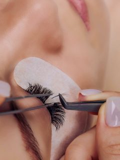 eyelash-extension-procedure-woman-eye-with-long-blue-eyelashes-ombre-effect-close-up-selective-focus